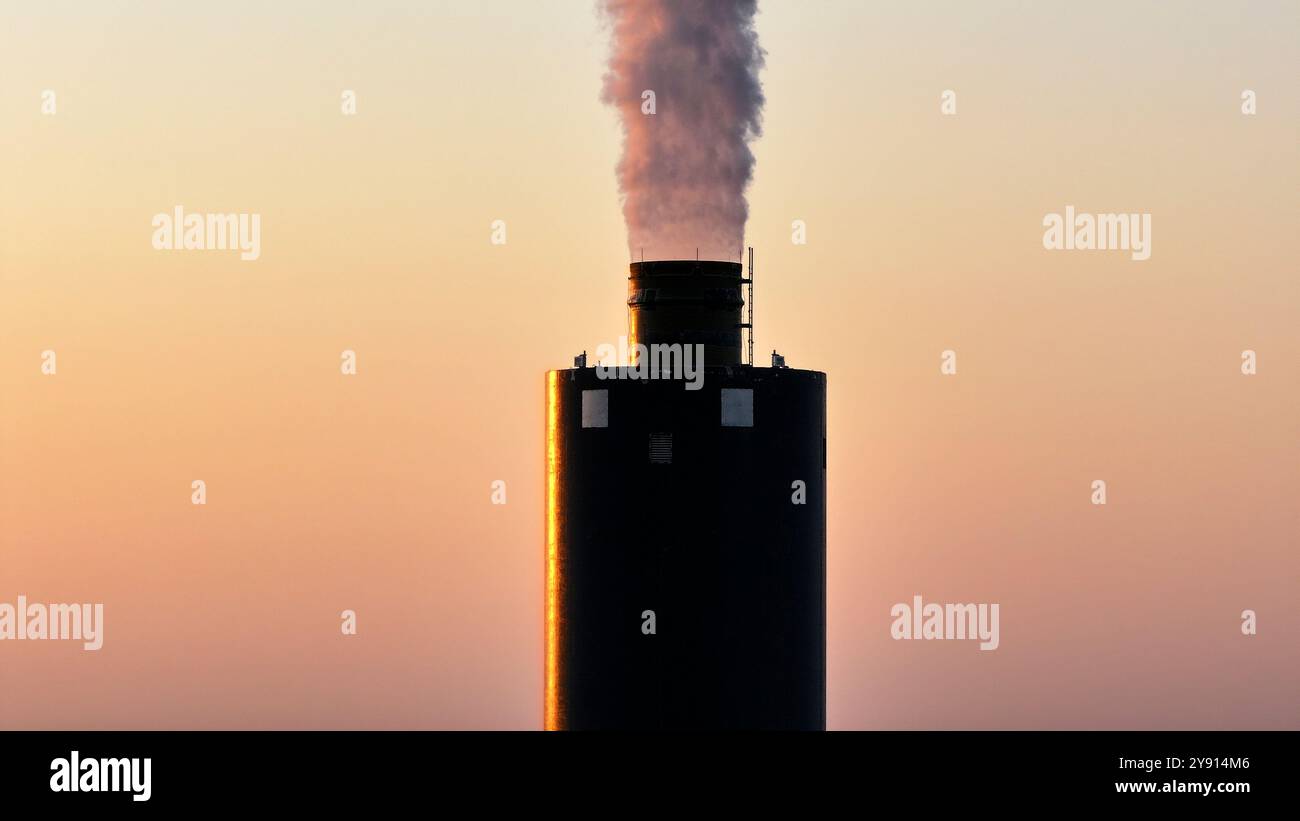 Gros plan sur la fumée qui s'écoule d'une cheminée sur une centrale à charbon Banque D'Images