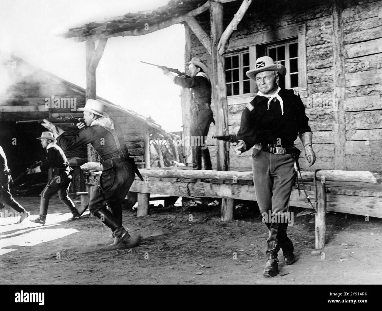 Don 'Red' Barry (à droite), sur le plateau du film WESTERN, 'Fort Courageous', 20th Century-Fox, 1965 Banque D'Images