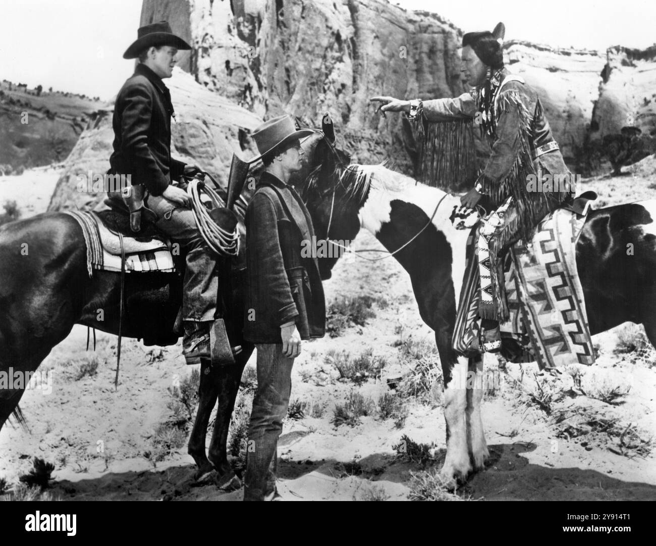Ben Johnson (à cheval), Peter graves (debout au centre), sur le plateau du film WESTERN, 'Fort Defiance', United Artists, 1951 Banque D'Images
