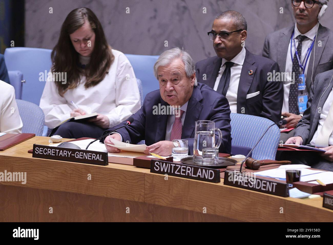 New York, États-Unis. 02 octobre 2024. New York, NY - 2 octobre 2024 : le Secrétaire général des Nations Unies, Antonio Guterres, prononce un discours lors de la réunion du Conseil de sécurité des Nations Unies au siège de l'ONU à New York. La session s'est concentrée sur l'escalade des hostilités à travers le moyen-Orient, DanOn abordant le besoin urgent de coopération internationale pour stabiliser la région et défendre la sécurité d'Israël dans un contexte de tensions croissantes. (Photo de Luiz Rampelotto/EuropaNewswire/Sipa USA) crédit : Sipa USA/Alamy Live News Banque D'Images