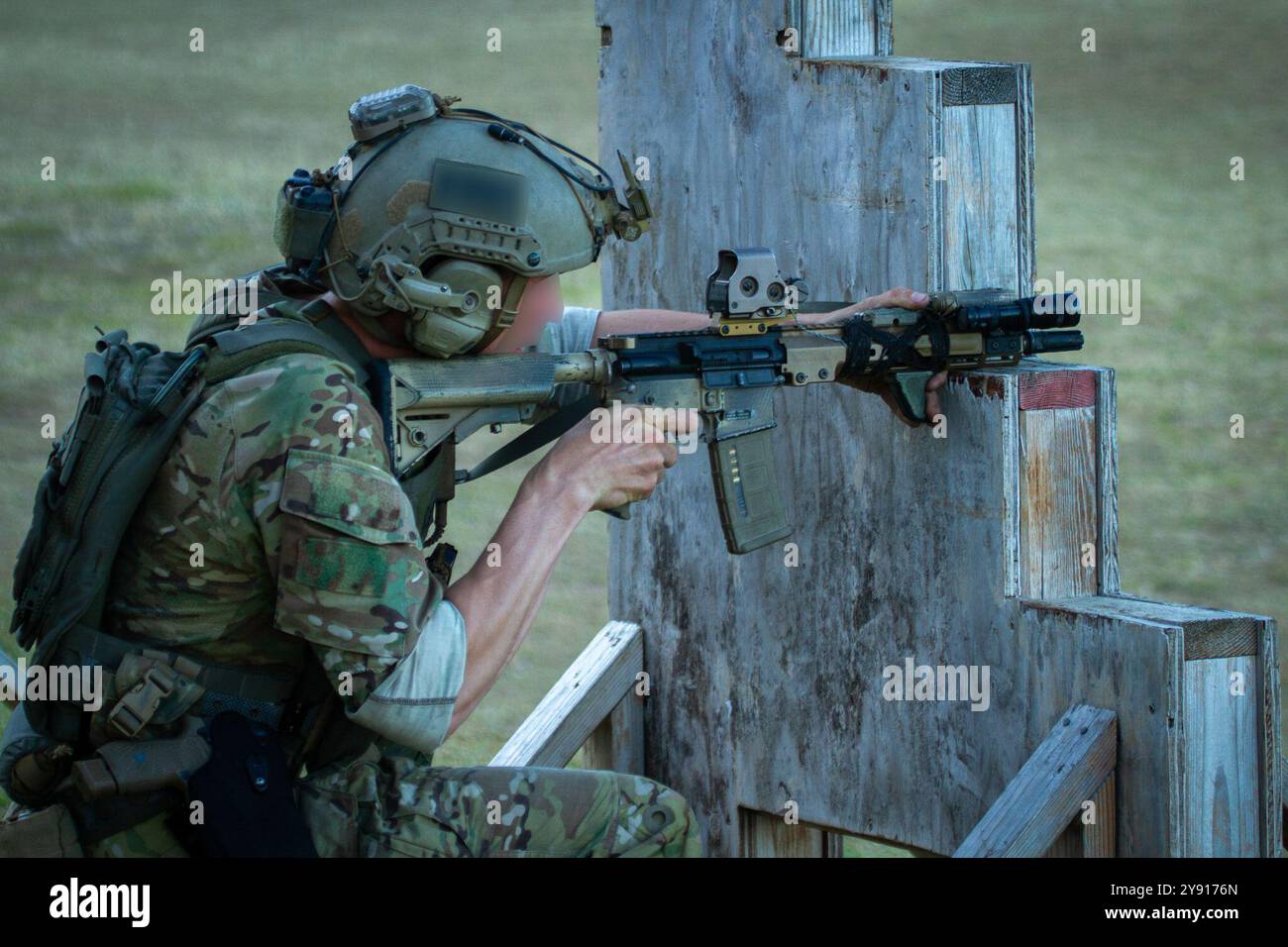 Un opérateur affecté au 10th Special Forces Group (Airborne) fait une démonstration de tir lors d'un entraînement au tir à distance à la Marine corps base Hawaii, le 31 juillet 2024. Les exercices de tir font partie de joint Training NAKOA FLEEK, opérateurs avec 10th SFG (A) enseigné 25th Inf. Div. Soldats une variété de compétences et les a testés dans un exercice culminant. Banque D'Images