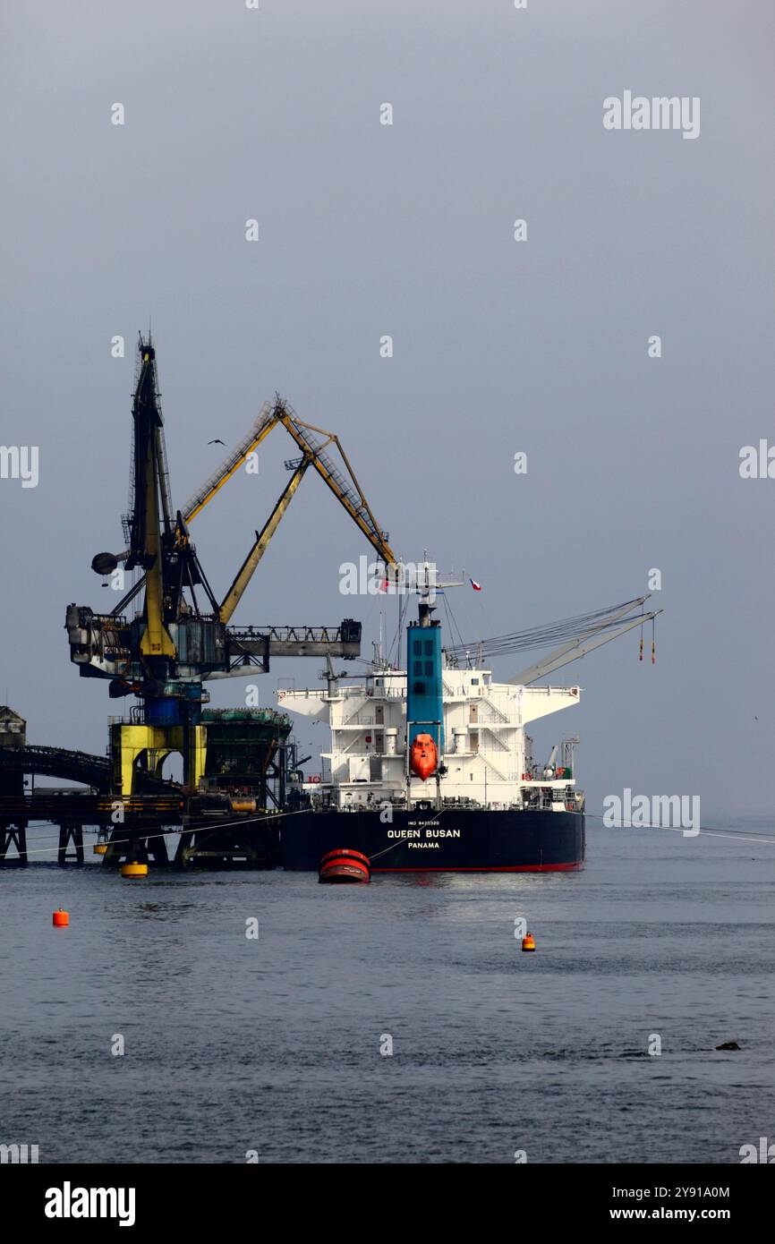 Portiques et le navire vraquier Queen Busan dans le port, Tocopilla, Chili Banque D'Images