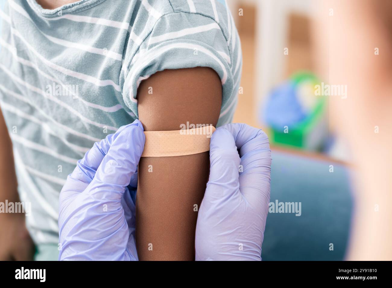 Vaccin et plâtre sur le bras d'un patient enfant noir dans un hôpital pour une injection ou des soins. Médecin, médical et assurance avec un enfant dans un Banque D'Images