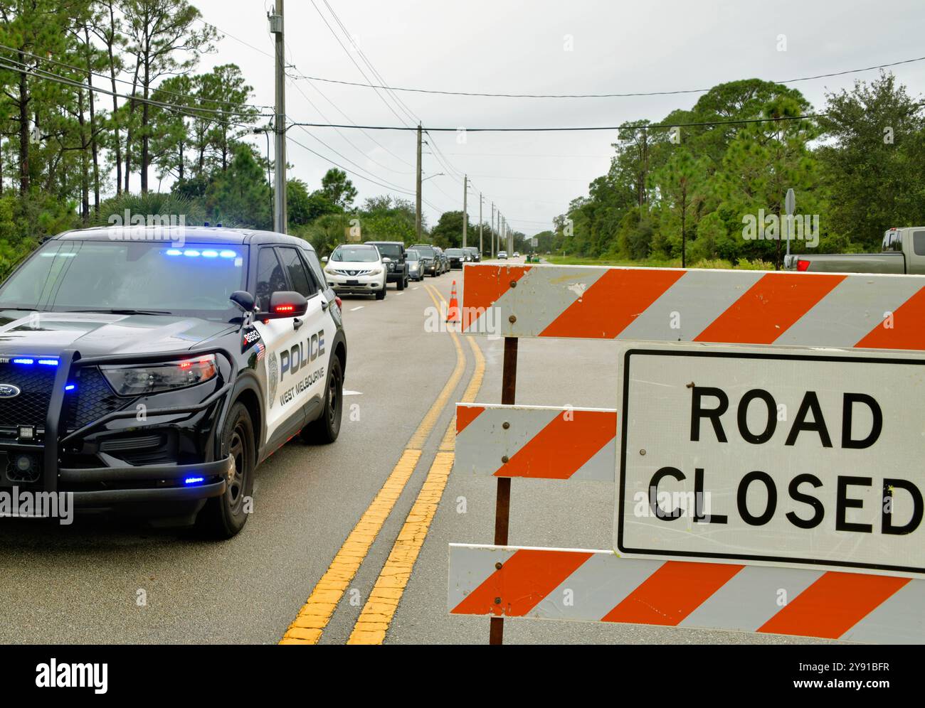 West Melbourne, Floride, Comté de Brevard, Floride États-Unis. 7 octobre 2024. De nombreuses stations-service du sud de Brevard étaient en panne d'essence avant l'arrivée de l'ouragan Milton. Les voitures ont été reculées dans de longues files d'attente pour l'arrivée des camions de livraison. Le West Melbourne Community Park dispose de sacs de sable pré-remplis et de plusieurs stations pour le faire soi-même. Les voitures ont été reculées autour du parc et jusqu'à Minton Road. Soyez prêt à attendre. La police est sur place pour diriger la circulation. Crédit : Julian Leek/Alamy Live News Banque D'Images
