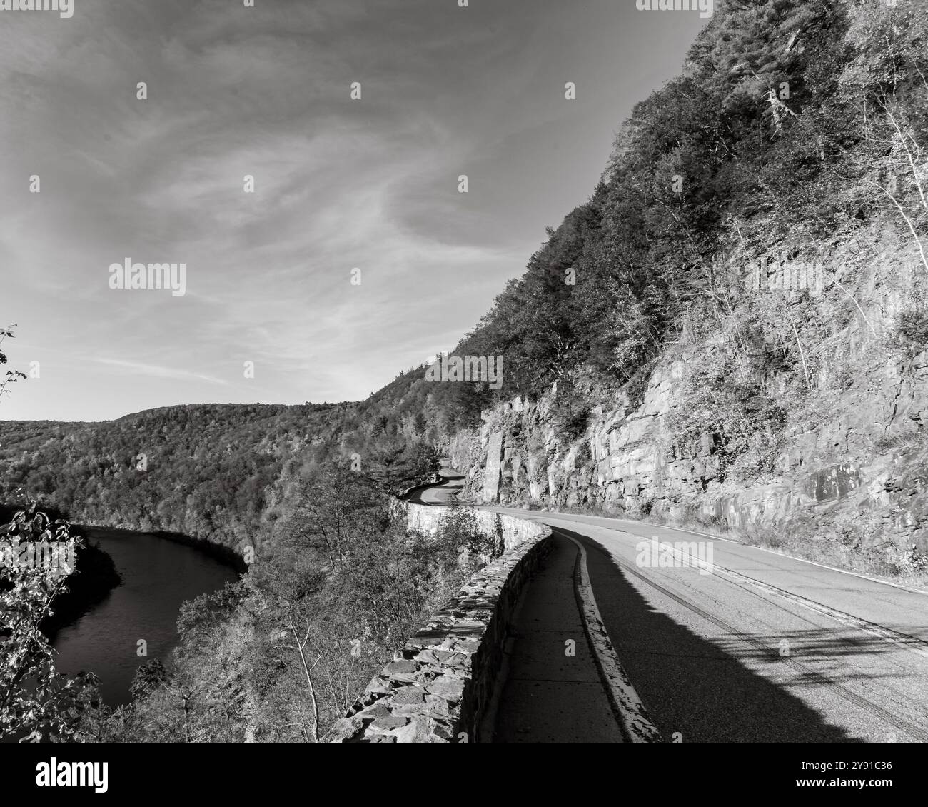 Sparrow Bush, NY - US - 5 octobre 2024 Noir et blanc du pittoresque Hawks Nest Lookout sur la route panoramique Upper Delaware, mettant en vedette une route sinueuse Banque D'Images