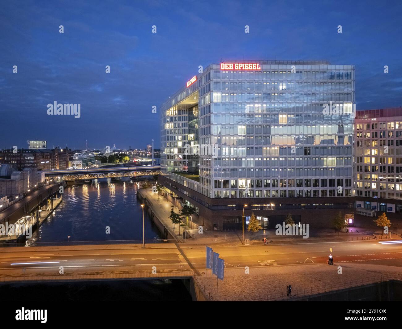 Vue aérienne de Spiegel Haus zur Blauen Stunde, Hambourg, Allemagne, Europe Banque D'Images