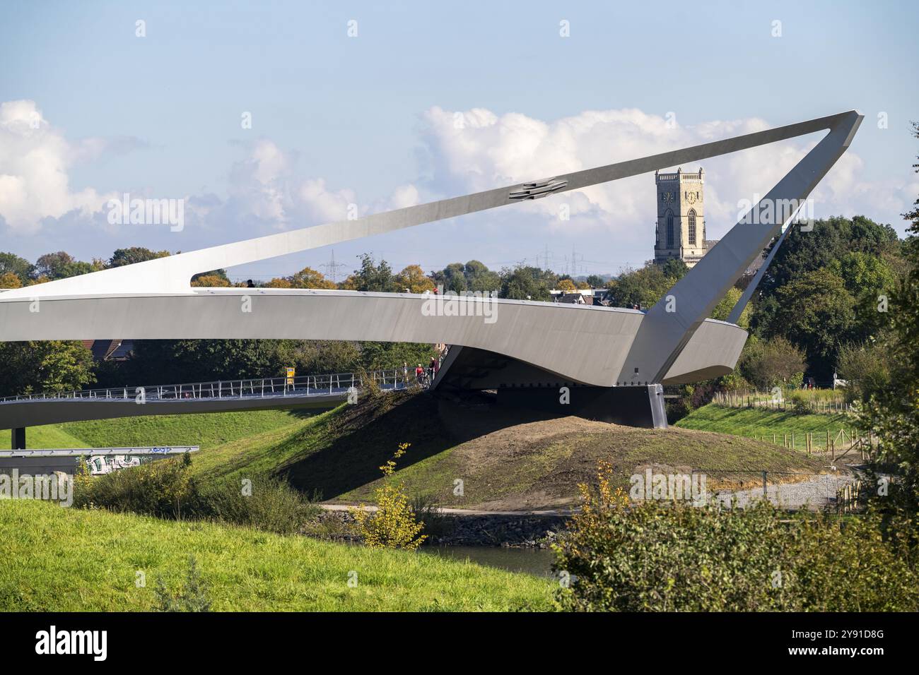 Nouveau pont sur le canal Rhin-Herne et l'Emscher, sautez sur l'Emscher, pont cycliste et piétonnier, long de 412 mètres, à l'Emscher Banque D'Images