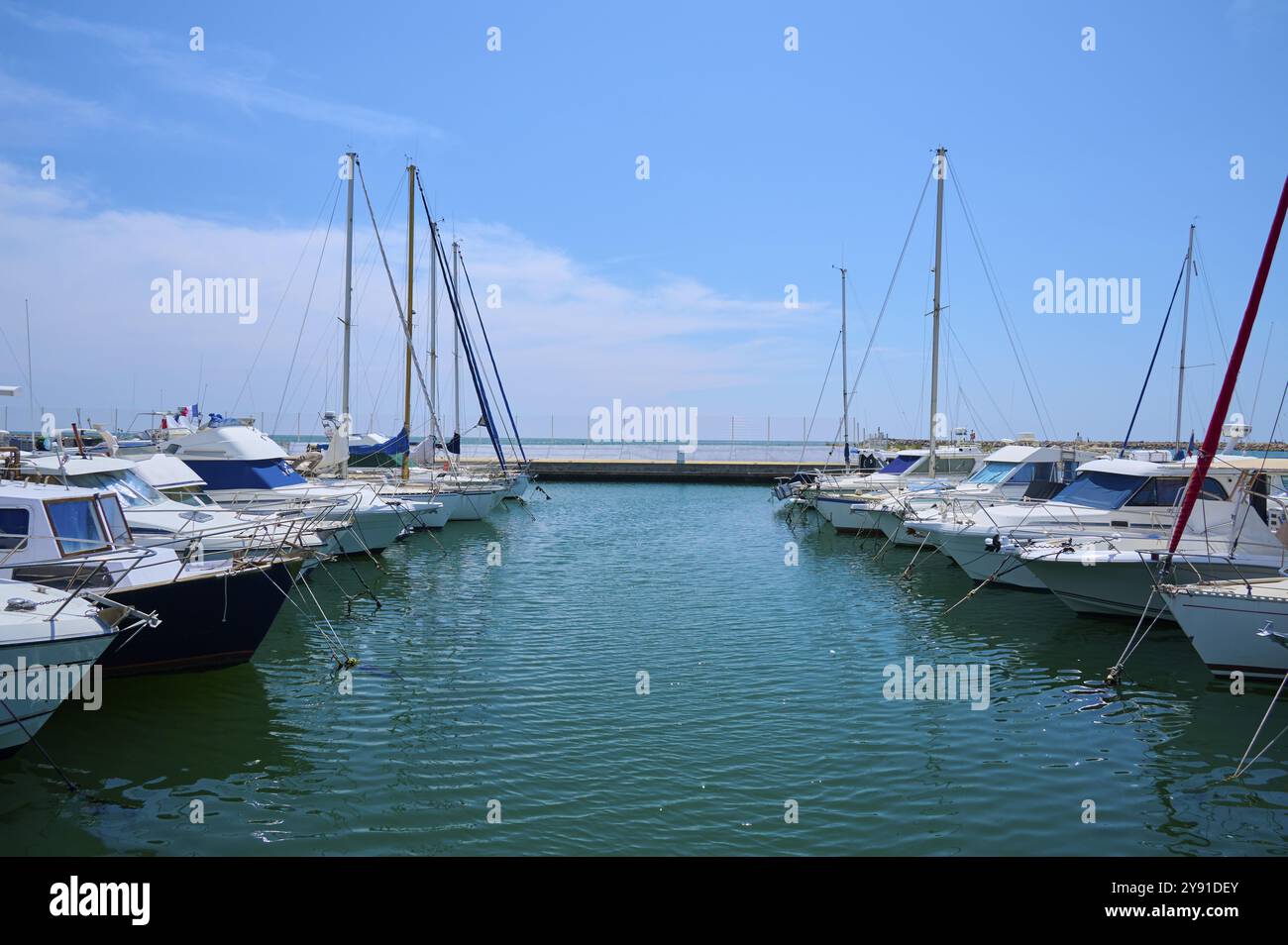 Bateaux dans le port de plaisance un jour ensoleillé, bleu ciel sur l'eau, Saintes-Maries-de-la-mer, mer Méditerranée, Camargue, France, Europe Banque D'Images