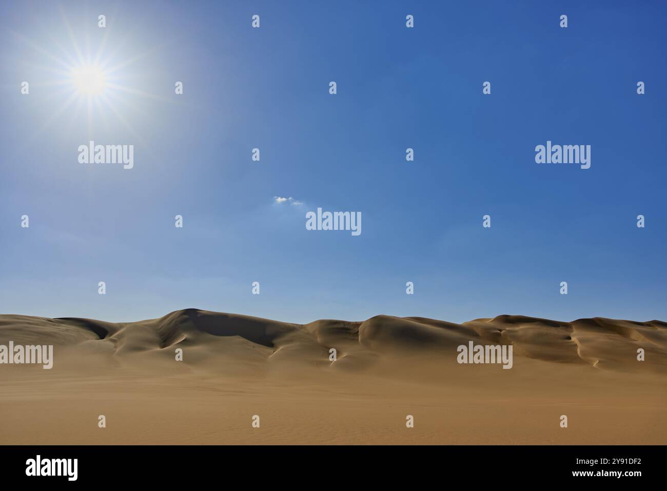 Paysage désertique ensoleillé avec des dunes de sable sous un ciel bleu clair, Matruh, Grande mer de sable, désert libyen, Sahara, Egypte, Afrique du Nord, Afrique Banque D'Images