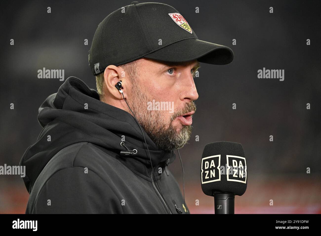 Coach Sebastian Hoeness VfB Stuttgart Portrait, dans l'interview microphone microphone logo DAZN, MHPArena, MHP Arena Stuttgart, Bade-Wuerttemberg, Germa Banque D'Images