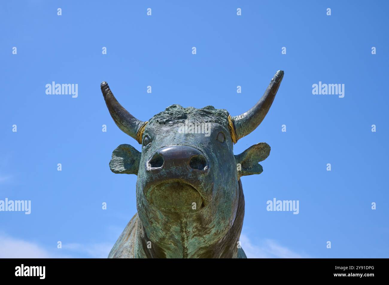 Taureau de bronze, statue de Vovo le taureau, par Pierre Ball, devant un ciel bleu clair, rayonnant force et majesté, été, Saintes-Maries-de-la-mer, C. Banque D'Images