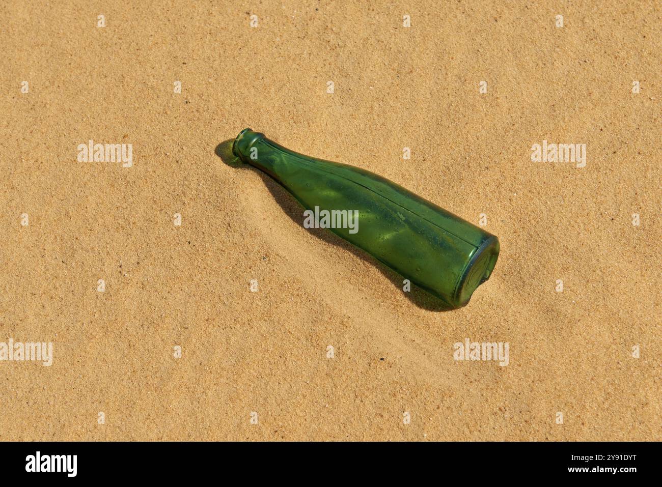 Bouteille verte couchée dans le sable dans le désert, Matruh, Grande mer de sable, désert libyen, Sahara, Egypte, Afrique du Nord, Afrique Banque D'Images