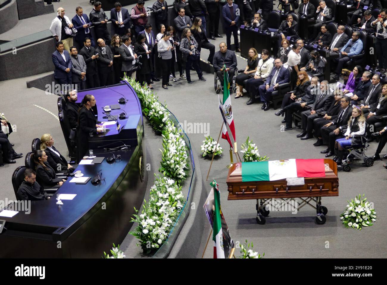 Mexico, Mexique. 07 octobre 2024. Le cercueil avec les cadavres d'Ifigenia Martínez est vu lors des funérailles posthumes en l'honneur d'Ifigenia Martínez, 99 ans, à la Chambre des députés. IFIGENIA Martínez était un homme politique mexicain, économiste, professeur et diplomate, membre du parti Morena. Le 7 octobre 2024 à Mexico, Mexique. (Photo de Ian Robles/ crédit : Eyepix Group/Alamy Live News Banque D'Images