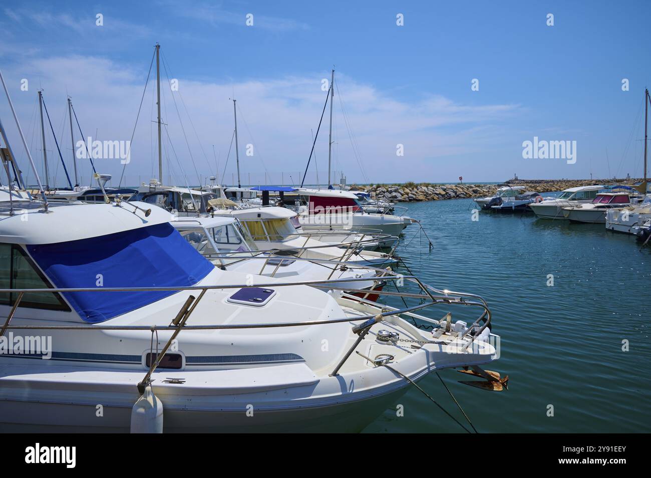 Bateaux dans le port de plaisance un jour ensoleillé, bleu ciel sur l'eau, Saintes-Maries-de-la-mer, mer Méditerranée, Camargue, France, Europe Banque D'Images