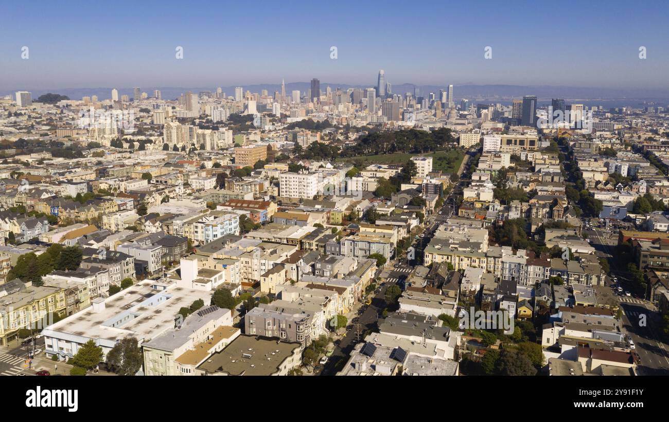 Ciel bleu clair sur un après-midi ensoleillé sur les maisons et les quartiers de San Francisco Banque D'Images