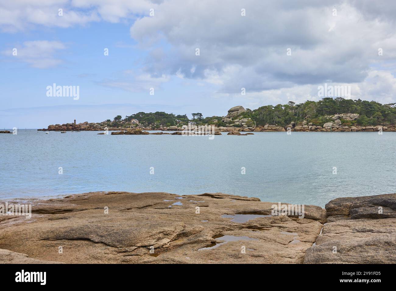 Rochers ronds de granit avec vue sur l'île au large avec le Château de Costaeres, plage de Tourony, plage de Tournoy, Côte de granit Rose, Bretagne Banque D'Images