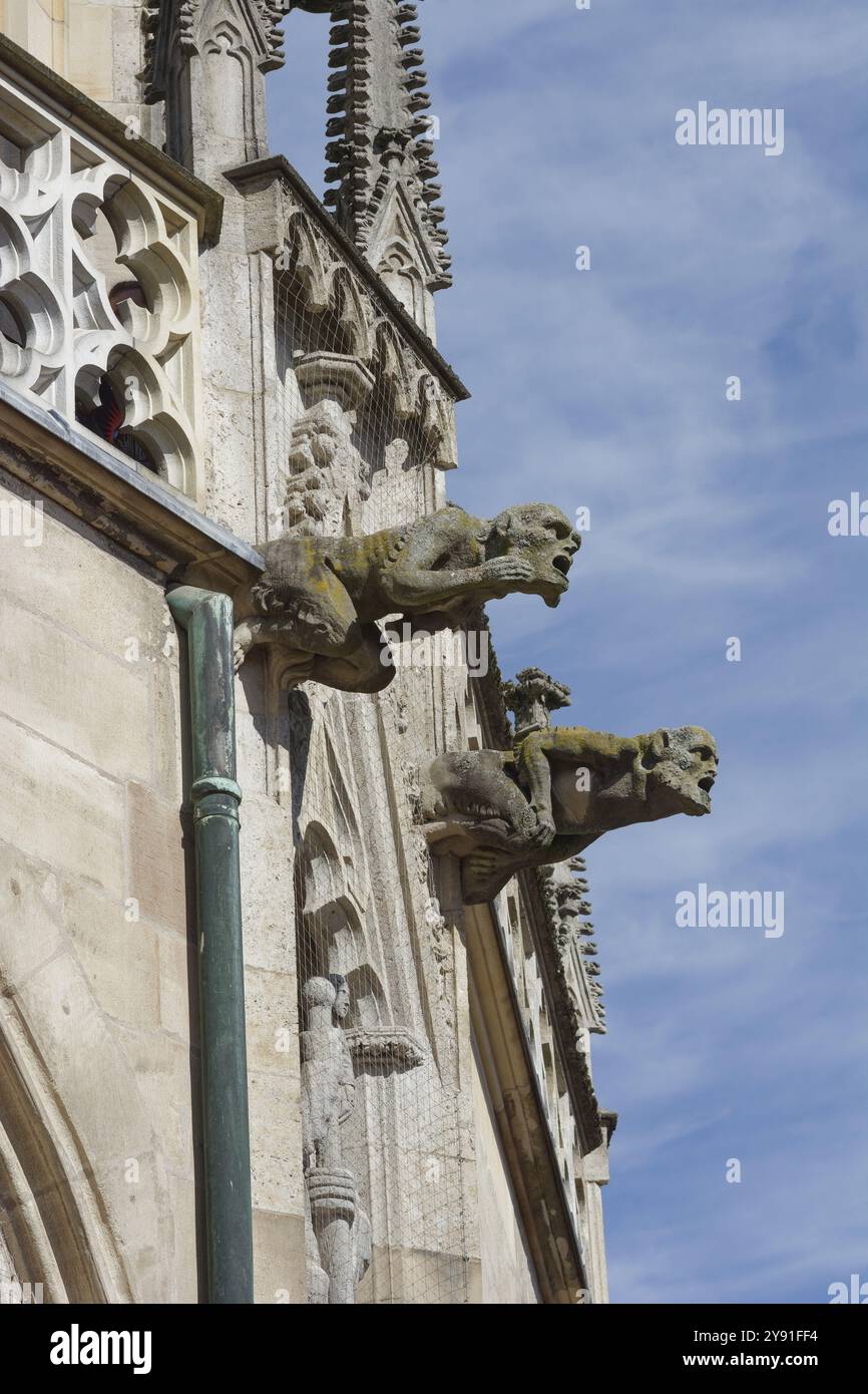 Figures sur la façade extérieure de la Sainte Croix Minster à Schwaebisch Gmuend, gothique, gothique, Ostalb, Ostalbkreis, Bade-Wuertemberg, Allemagne, Europe Banque D'Images