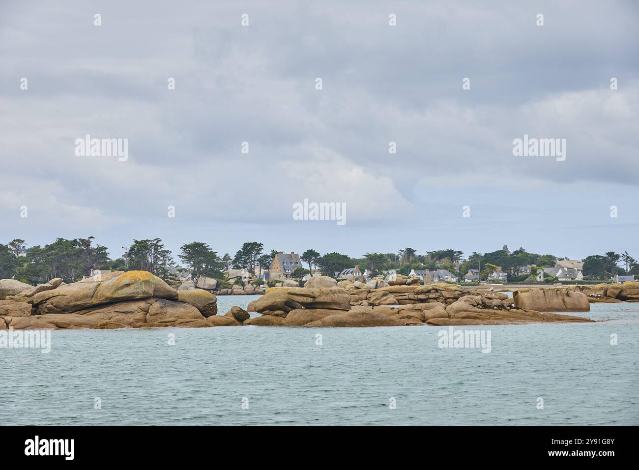 Océan Atlantique lumineux et rochers ronds de granit avec vue sur la baie à Saint-Guirec, plage de Tourony, plage de Tournoy, Côte de granit Rose, Bretagne Banque D'Images