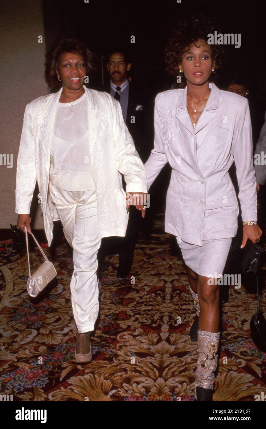 **FICHIER PHOTO** Cissy Houston est décédé. Whitney Houston et sa mère Cissy Houston au Frank Bruno vs Mike Tyson Heavyweight Boxing match le 25 février 1989 au Las Vegas Hilton à Las Vegas, Nevada. Crédit : Ralph Dominguez/MediaPunch Banque D'Images