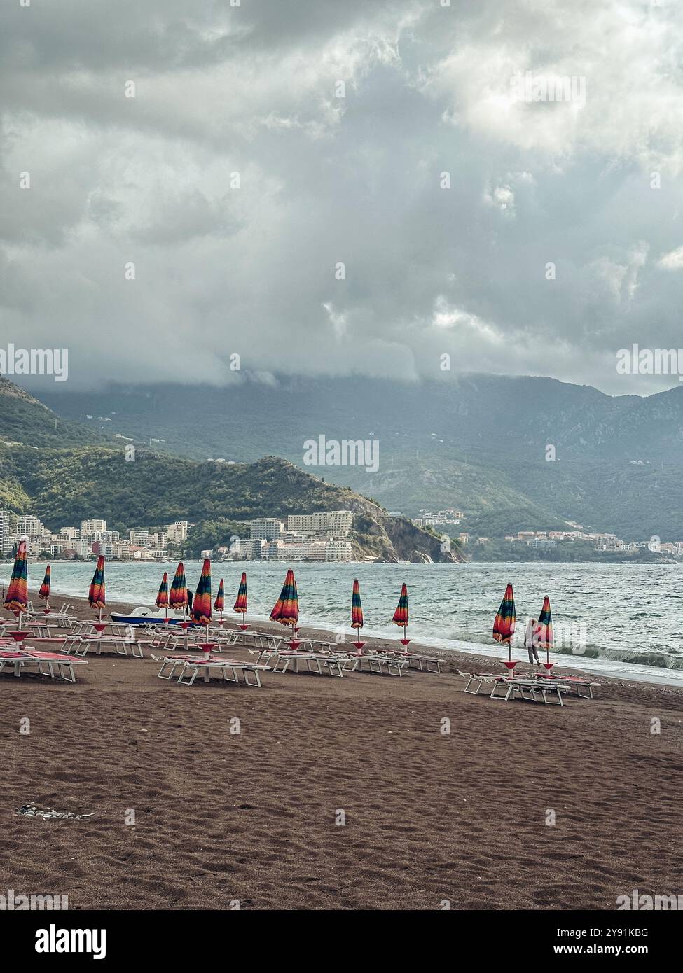 Parasols multicolores sur la plage au Monténégro par jour nuageux Banque D'Images