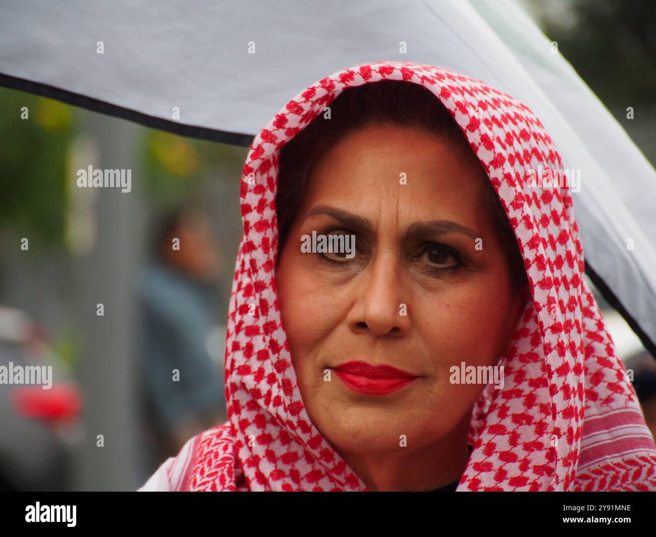 Lima, Pérou. 07 octobre 2024. Des femmes en hijab portant des drapeaux palestiniens lorsque des dizaines de manifestants sont descendus dans les rues de Lima en solidarité avec la Palestine et le Liban pour marquer le premier anniversaire de la guerre entre Israël et le Hamas, qui a commencé le 7 octobre 2023, lorsque le Hamas a tué et enlevé des Israéliens au festival de musique Nova. Crédit : Agence de presse Fotoholica/Alamy Live News Banque D'Images