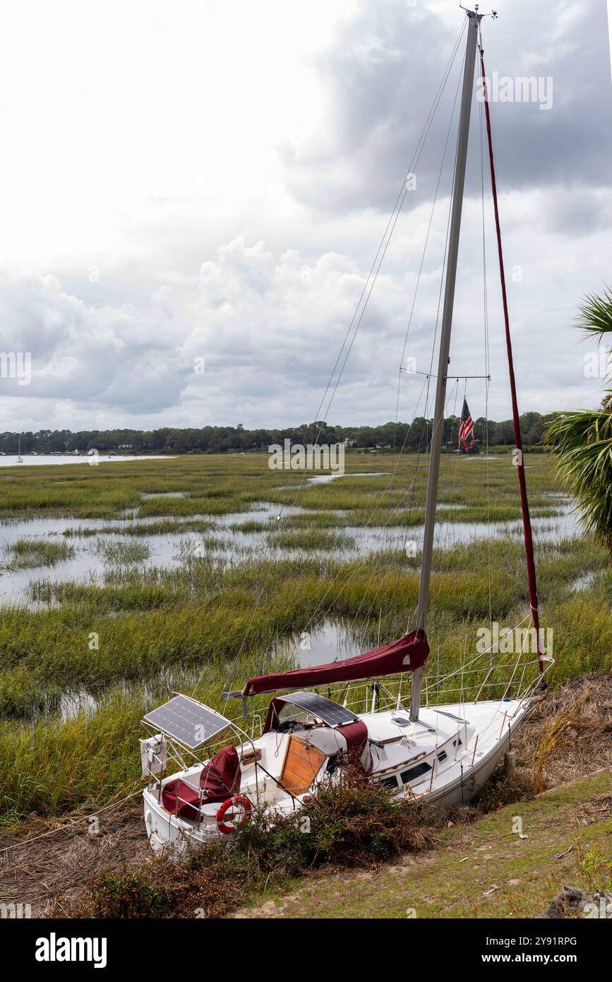 L'ouragan Helene a échoué de nombreux voiliers dans les marais de Beaufort, Caroline du Sud. Banque D'Images