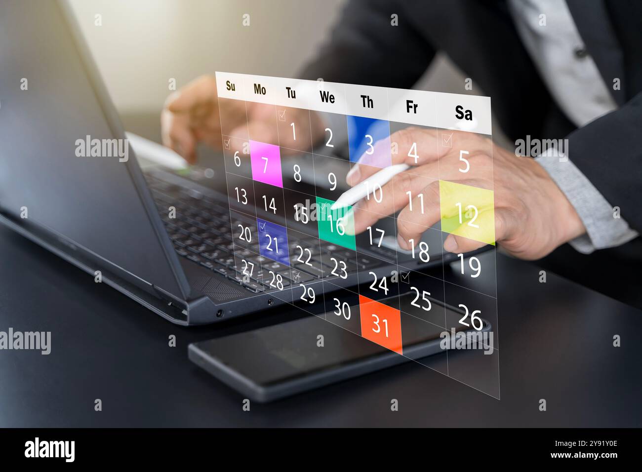 Concept de gestion du temps. Homme d'affaires gère le temps pour un travail efficace. Calendrier sur l'interface de l'écran virtuel. Mettez en évidence les rappels de rendez-vous et moi Banque D'Images