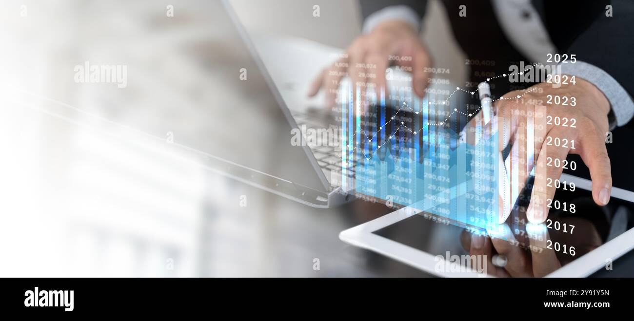 Homme d'affaires utilisant la tablette numérique analysant les données de vente et le graphique de croissance économique, stratégie et planification d'entreprise, rapport de marketing, croissance d'entreprise Banque D'Images