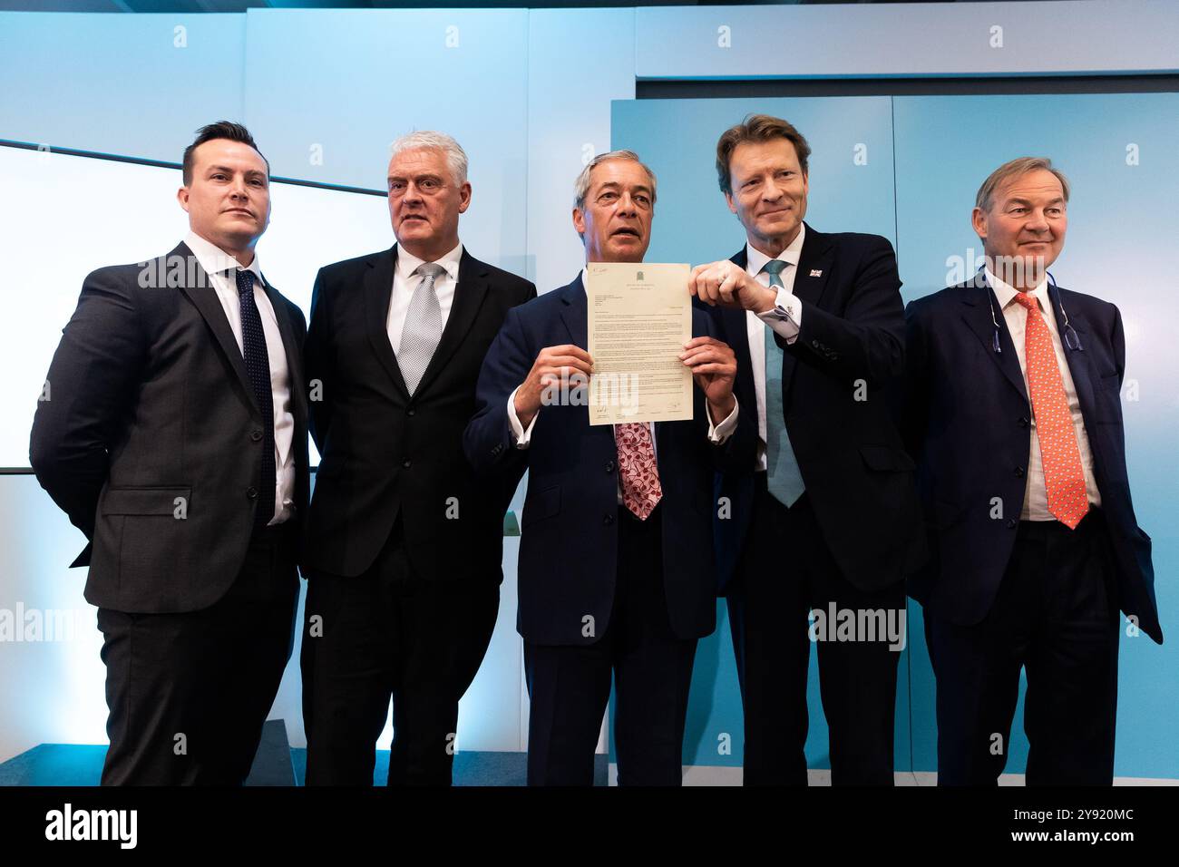 Londres, Royaume-Uni. 07 octobre 2024. (De gauche à droite) les députés réformistes James McMurdock, Lee Anderson, Nigel Farage, Richard TICE et Rupert Lowe posent avec une lettre du Parti réformiste au ministre de l'intérieur concernant les services de police lors d'une conférence de presse à Church House. Crédit : SOPA images Limited/Alamy Live News Banque D'Images