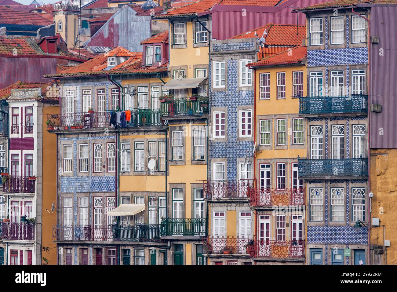 Les célèbres bâtiments riverains de Porto. Façades colorées avec balcons en acier coloré. par une journée ensoleillée Banque D'Images