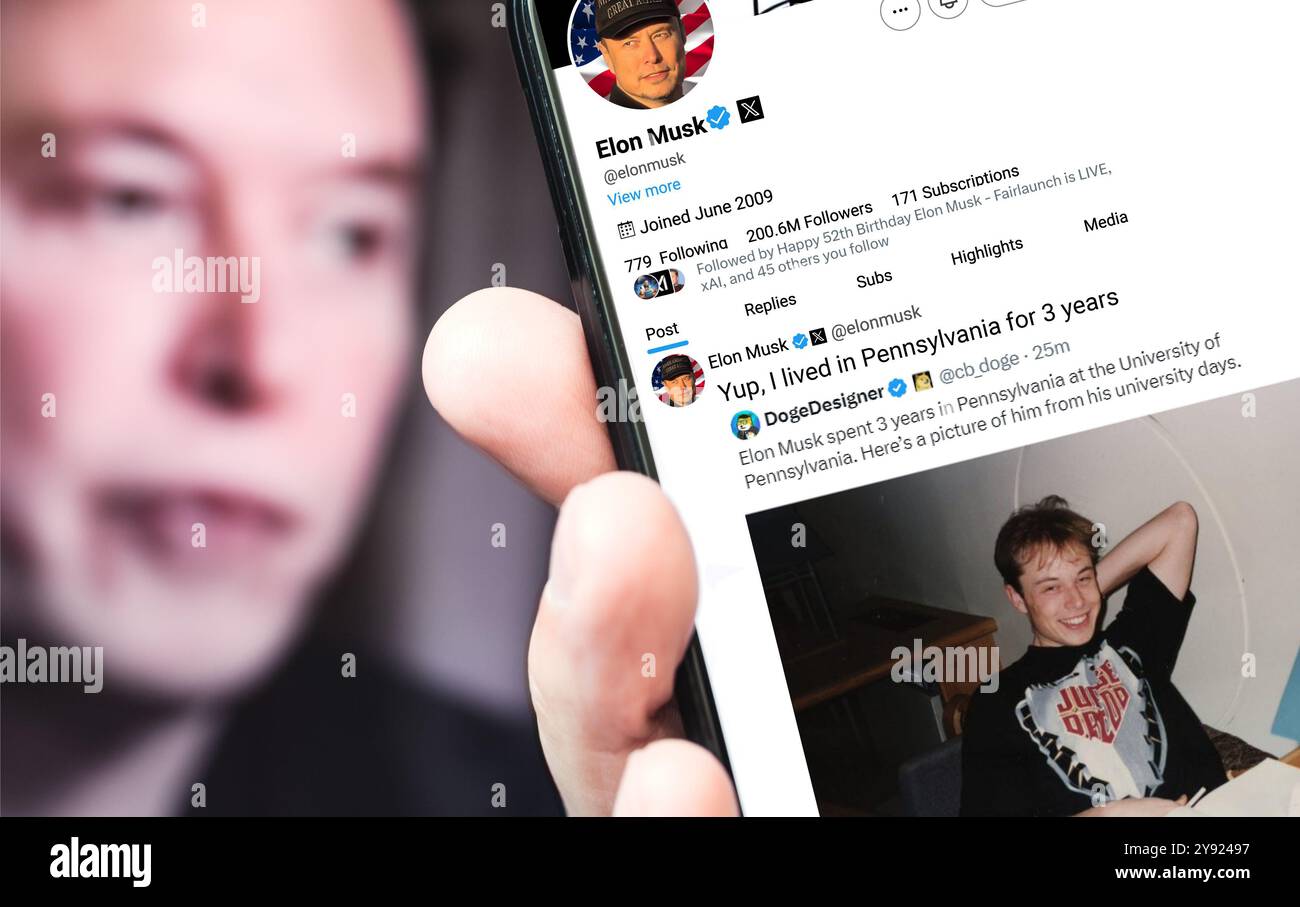 Poltava Ukraine 08 octobre 2024. Page de profil Twitter d'Elon Musk sur l'écran d'un smartphone avec un nouveau tweet. En arrière-plan, un portrait flou de Banque D'Images