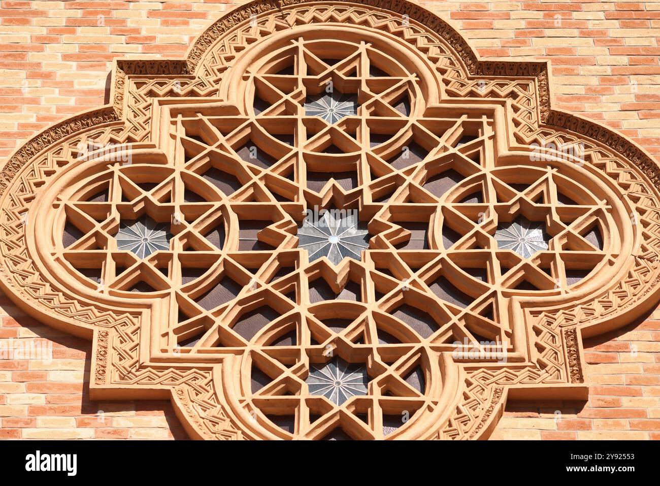 Détails avec les ornements architecturaux sur la façade d'un singogue. Banque D'Images
