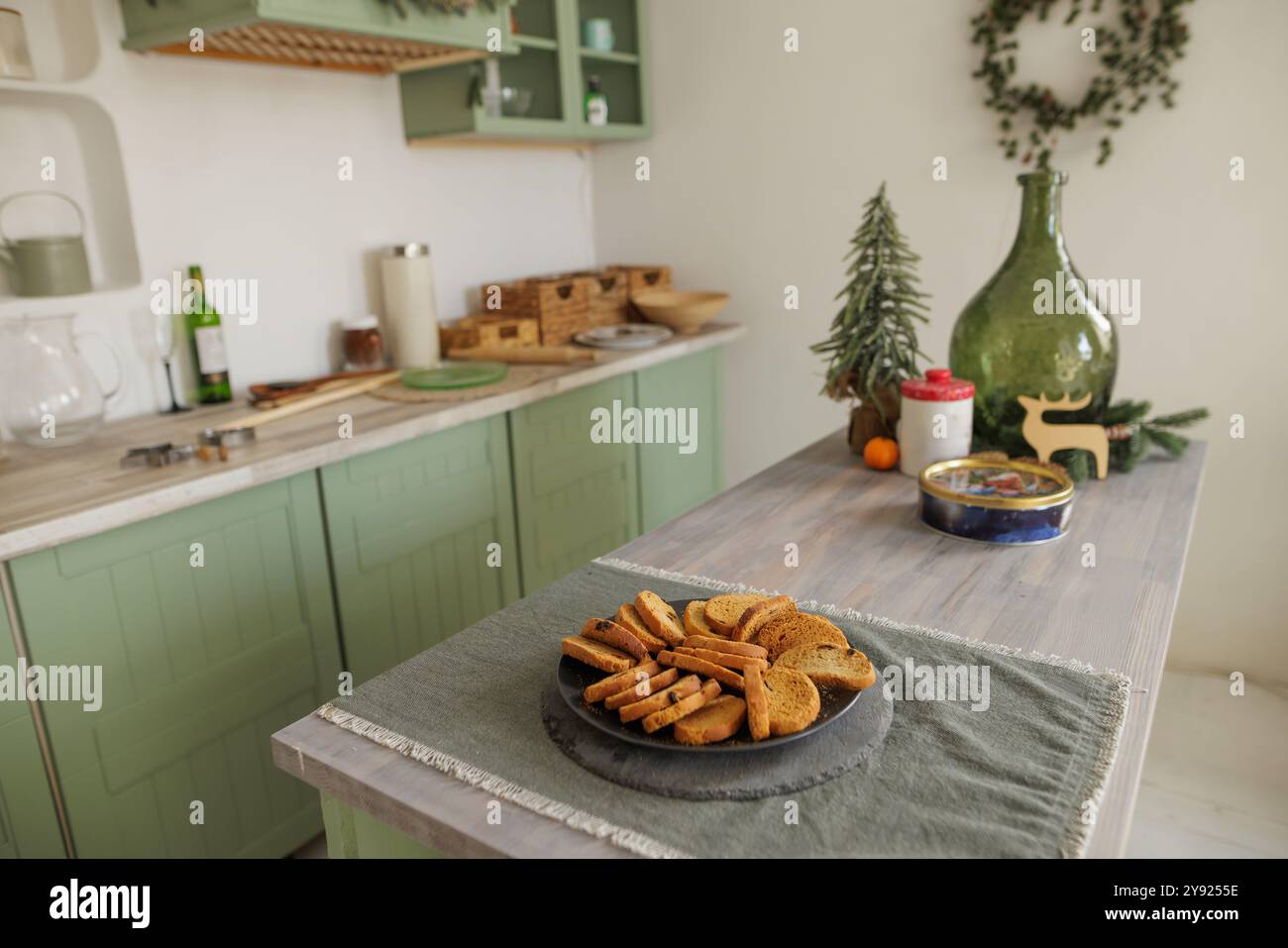 Cuisine de style scandinave décorée dans le style de Noël, il y a une assiette de biscuits sur la table, décor Banque D'Images