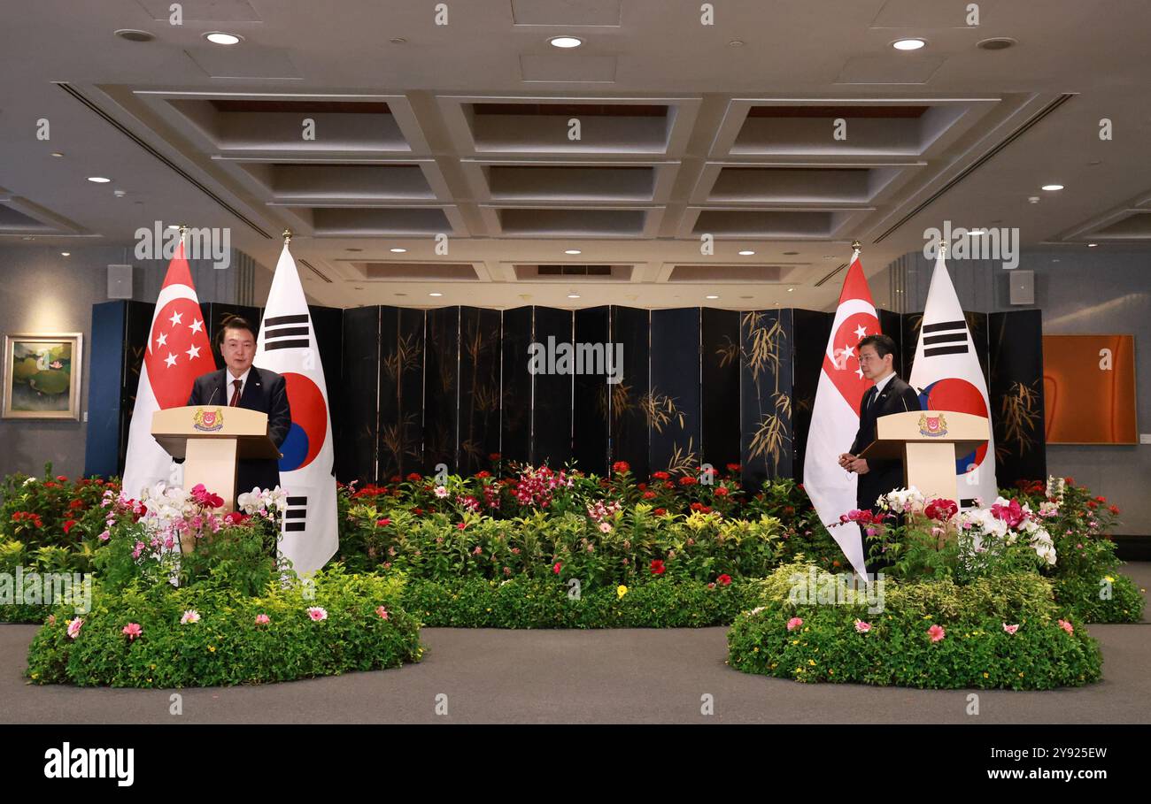 08 octobre 2024. Déclaration du sommet Corée du Sud-Singapour le président sud-coréen Yoon Suk Yeol (l) publie un communiqué de presse conjoint avec le premier ministre de Singapour Lawrence Wong après leurs entretiens au Parlement à Singapour le 8 octobre 2024. Crédit : Yonhap/Newcom/Alamy Live News Banque D'Images