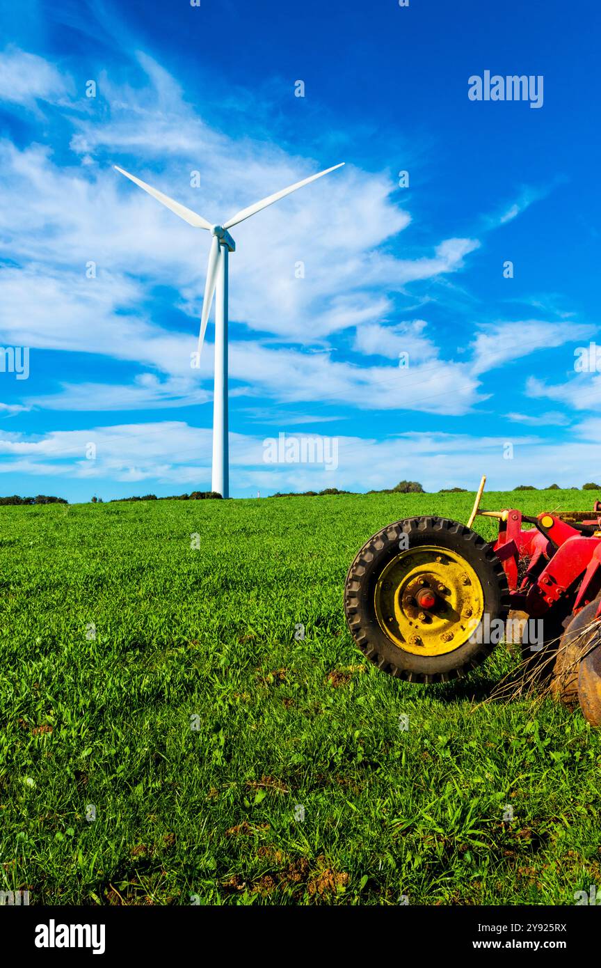 Énergie verte en Espagne avec les tracteurs rouges et moulin à vent Banque D'Images