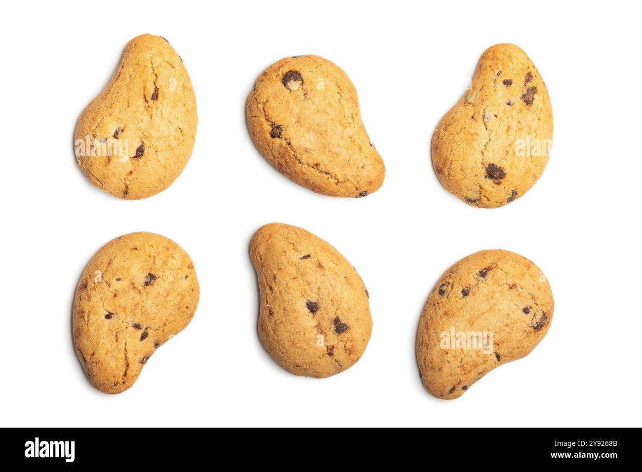 Biscotti frollini con gocce di cioccolato. Biscuits au chocolat isolés sur un fond blanc. Banque D'Images