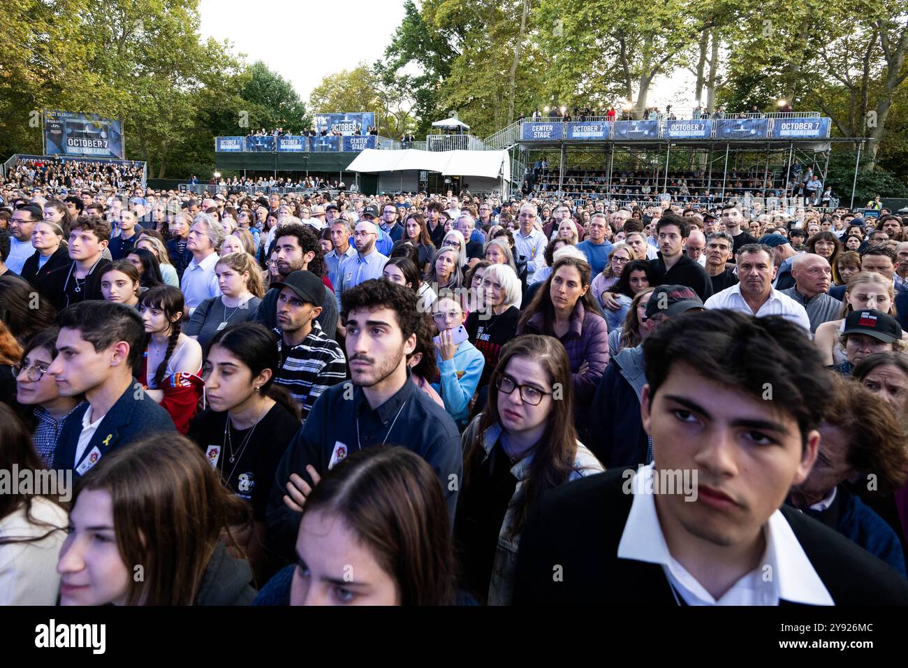 New York, États-Unis. 07 octobre 2024. L'audience lors d'une commémoration "un an plus tard" organisée par la commémoration juive de New York un an après l'attaque du 7 octobre 2023 par le Hamas en Israël, à Central Park à New York. Crédit : SOPA images Limited/Alamy Live News Banque D'Images