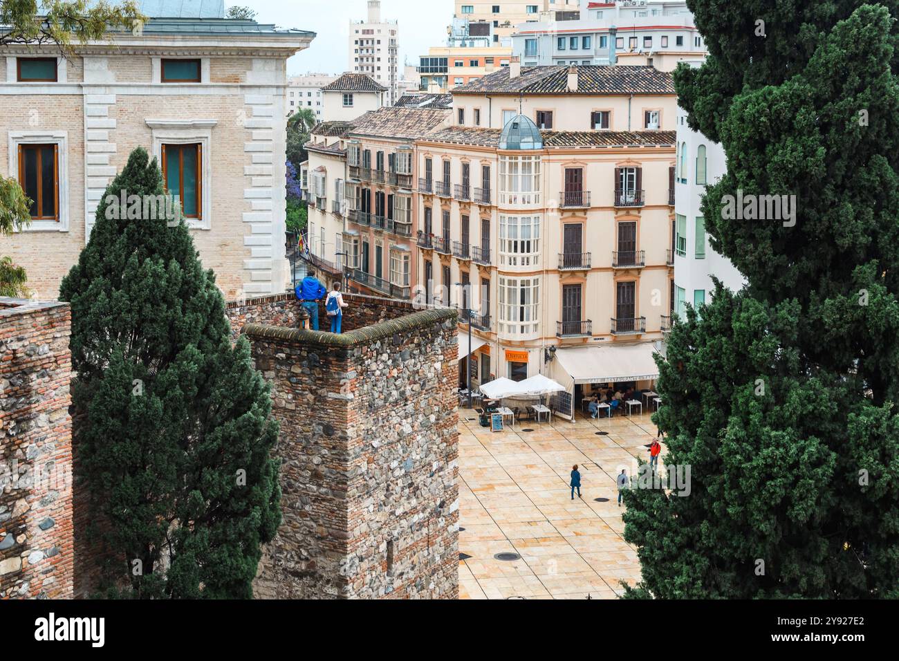 Malaga, Espagne - 29 avril 2017 : une vue historique surplombant les rues animées de la ville et l'architecture intemporelle. Banque D'Images