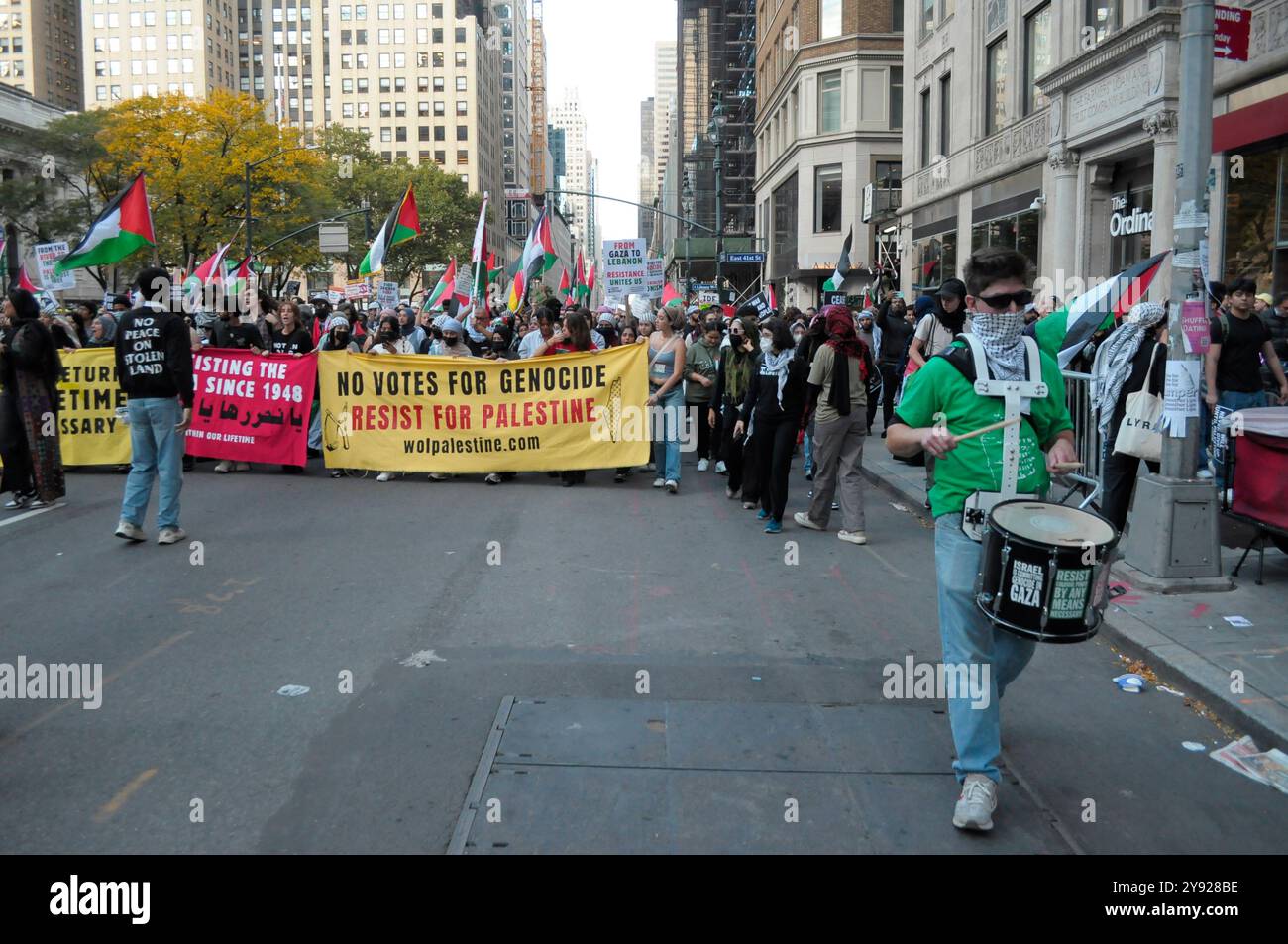 New York, États-Unis. 07 octobre 2024. Des manifestants pro-palestiniens défilent en brandissant des banderoles exprimant leurs opinions. Des manifestants pro-palestiniens se sont rassemblés à Manhattan, New York City, à l'occasion du premier anniversaire de la guerre Israël-Hamas. Les manifestants ont condamné le premier ministre israélien, Benjamin Netanyahu, et les Forces de défense israéliennes pour leurs opérations militaires en cours à Gaza. Crédit : SOPA images Limited/Alamy Live News Banque D'Images