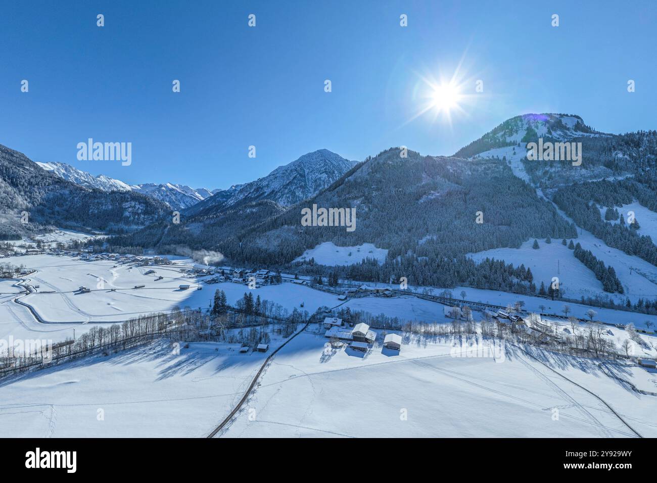 Ausblick auf das herrlich verschneite Allgäu BEI Bad Hindelang an der Deutschen Alpenstraße Bad Hindelang im Ostrachtal im Oberallgäu an einem sonnige Banque D'Images