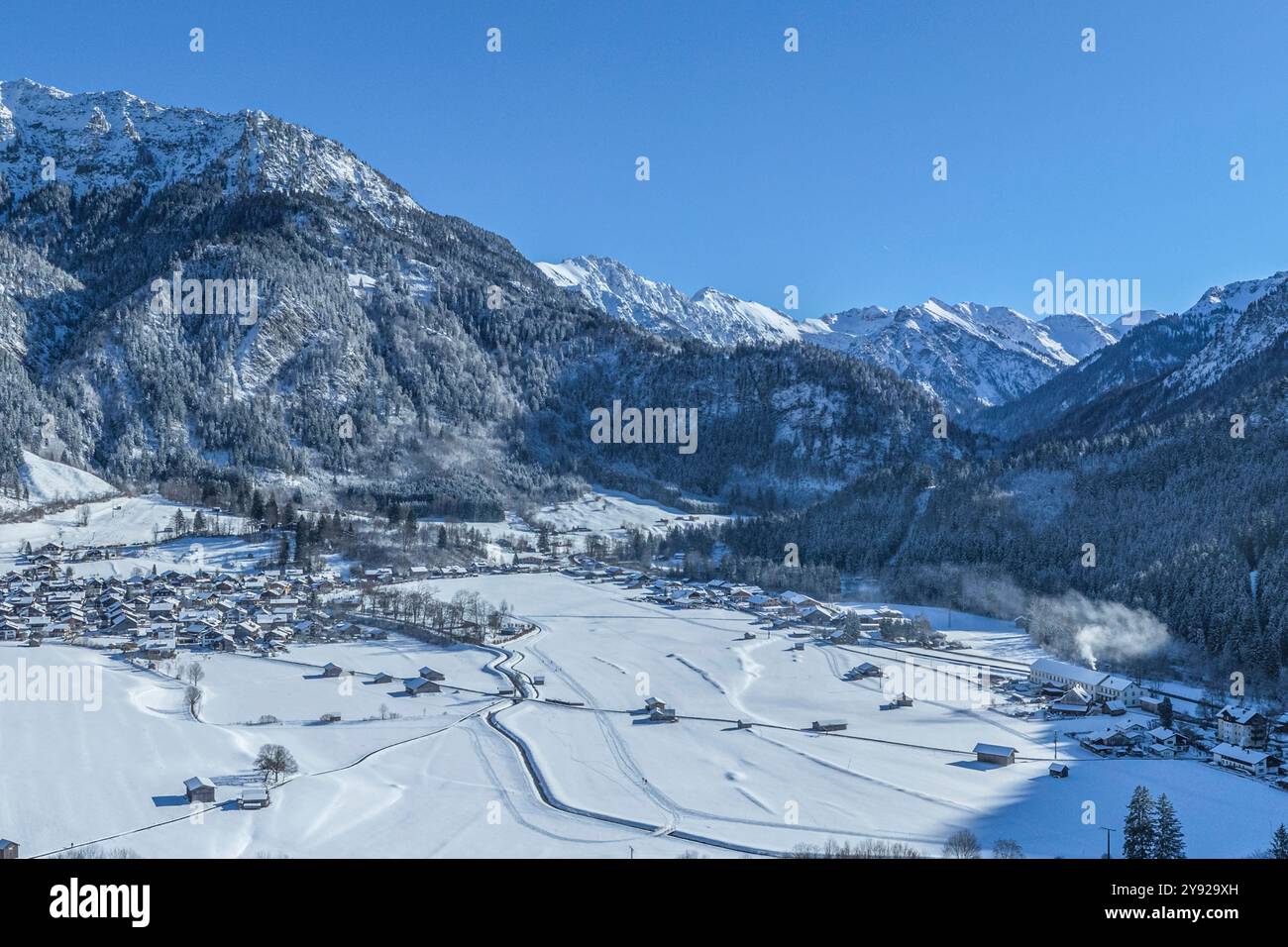 Ausblick auf das herrlich verschneite Allgäu BEI Bad Hindelang an der Deutschen Alpenstraße Bad Hindelang im Ostrachtal im Oberallgäu an einem sonnige Banque D'Images