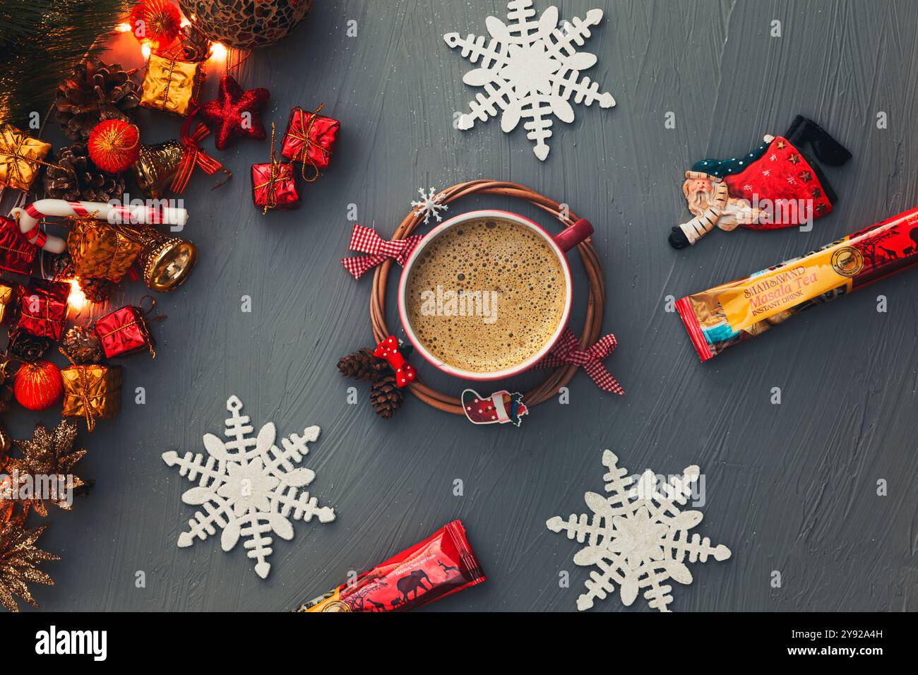 Plat sur le thème des fêtes avec des décorations festives, du café chaud et des lumières chaudes, parfait pour Noël et la saison d'hiver Banque D'Images