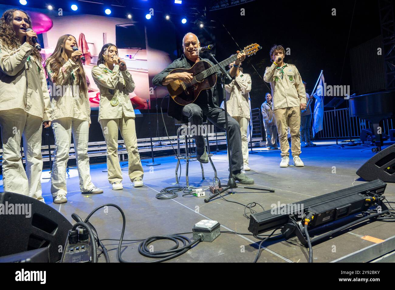 New York, États-Unis. 07 octobre 2024. David Broza et les membres des scouts israéliens se produisent lors d'une commémoration du 7 octobre : un an plus tard pour marquer l'anniversaire de l'attaque menée par le Hamas en Israël lors de la scène d'été à Central Park le 7 octobre 2024 à New York. Le 7 octobre 2023, des milliers de Palestiniens dirigés par le Hamas se sont précipités de la bande de Gaza vers Israël, ont assassiné 1 139 personnes et enlevé environ 250 Israéliens et étrangers, dont près de 100 sont toujours portés disparus. (Photo de Ron Adar/SOPA images/SIPA USA) crédit : SIPA USA/Alamy Live News Banque D'Images