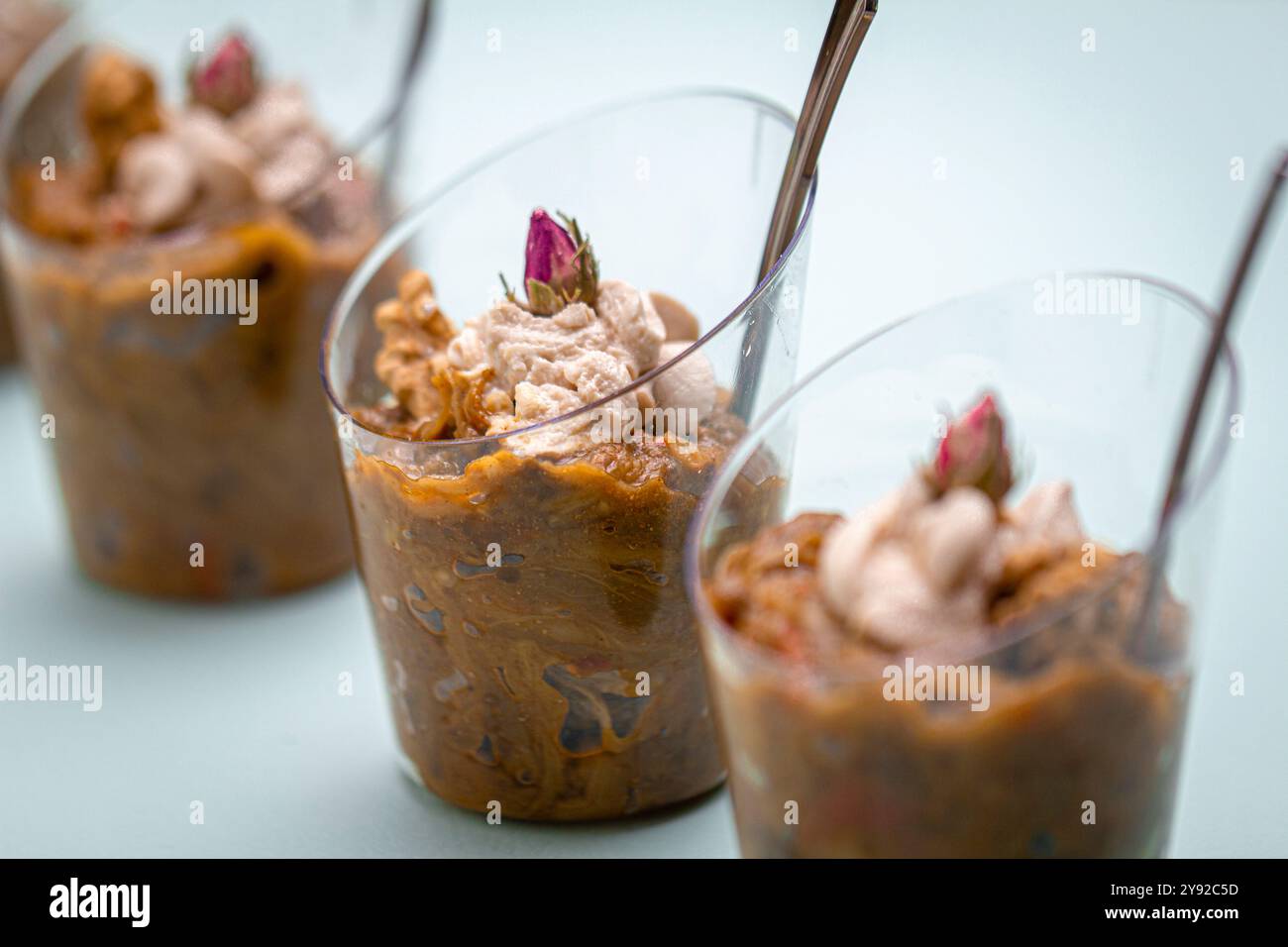 Dessert persan avec garniture de rose dans le verre Banque D'Images