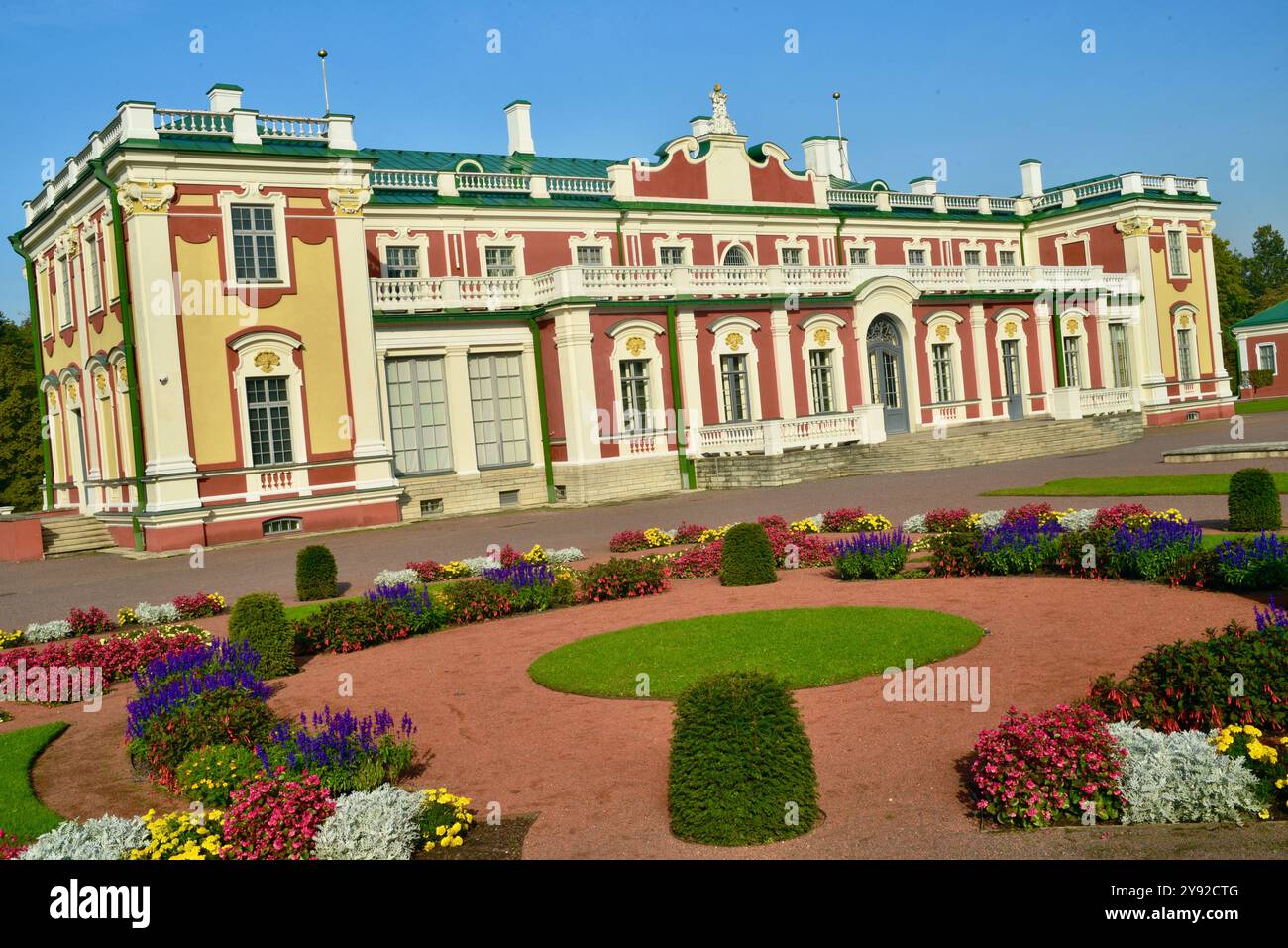 Magnifique palais baroque de Kadriorg construit pour Catherine I de Russie par Pierre le Grand, aujourd'hui musée d'art et jardins de fleurs publics, Tallinn, Estonie. Banque D'Images