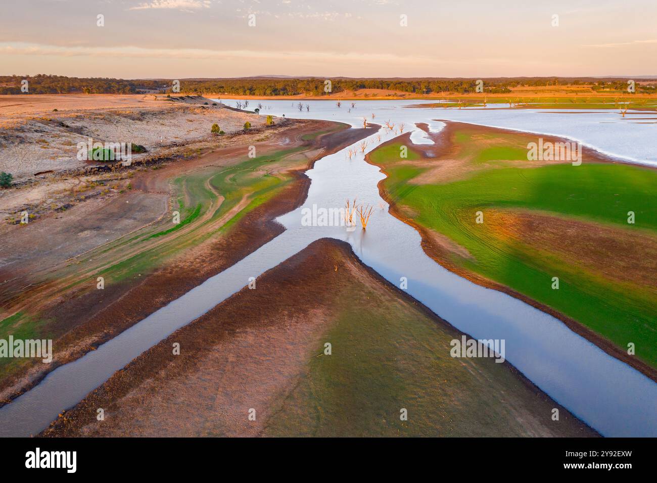 Vue aérienne d'une bifurcation dans une rivière menant à un réservoir de séchage à Joyces Creek, Cairn Curran Reservoir dans le centre de Victoria, Australie Banque D'Images