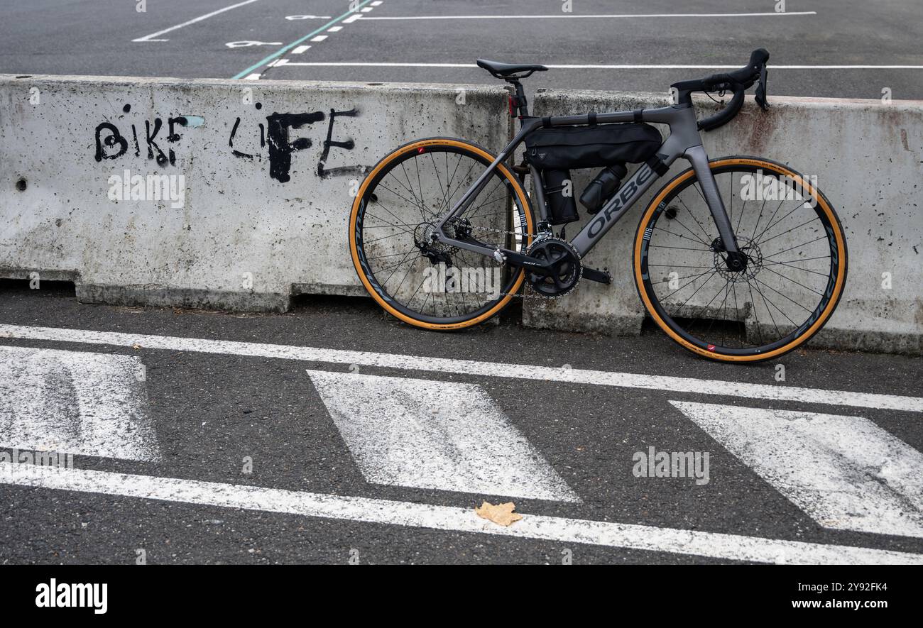 Graffiti 'Bike Life' avec vélo de route électrique Orbea gain, Banque D'Images