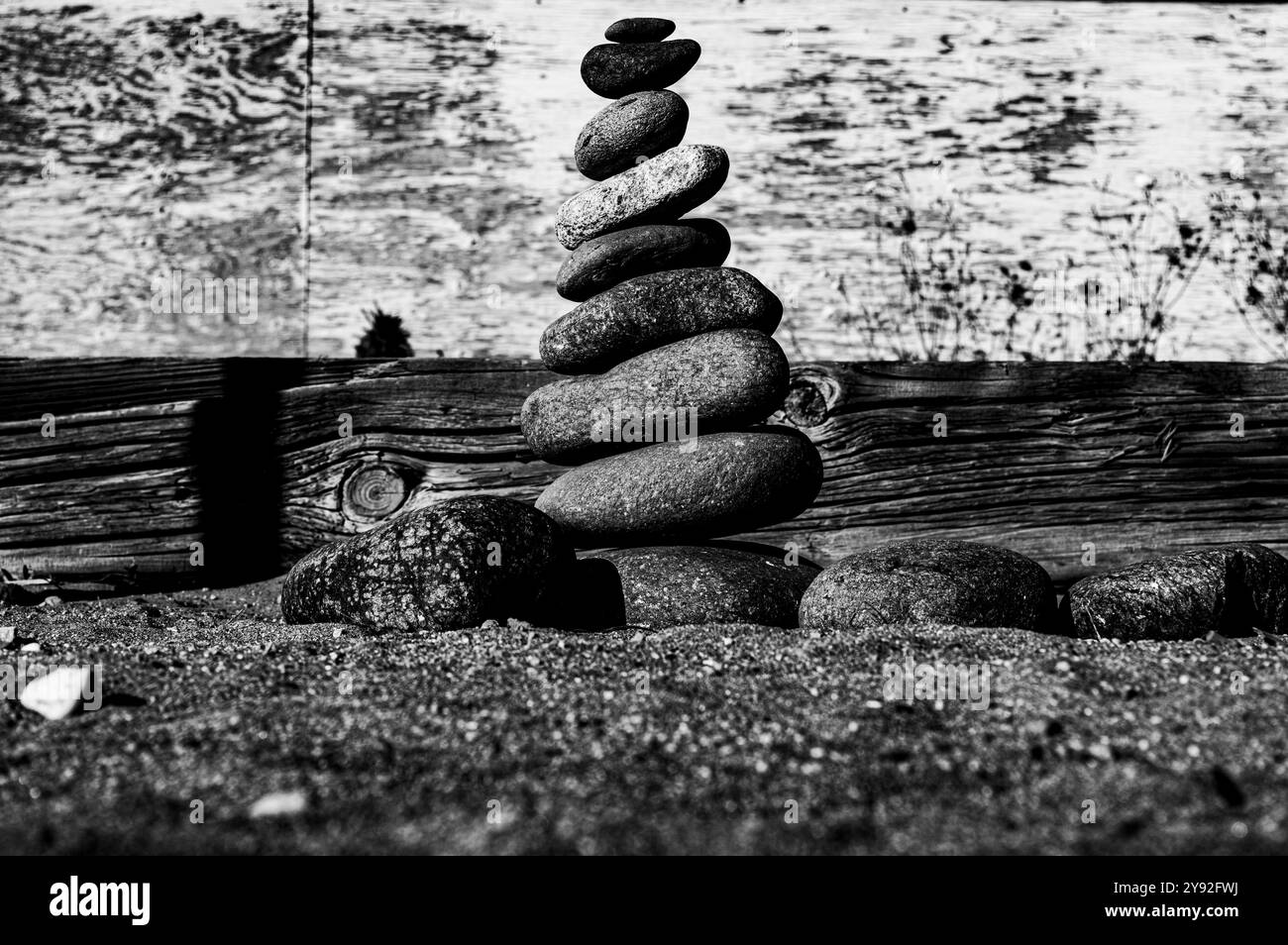 Les galets empilés pour former une splendide pyramide sur la plage de Marbella créent une occasion de méditer et de se détendre avec le yoga Banque D'Images