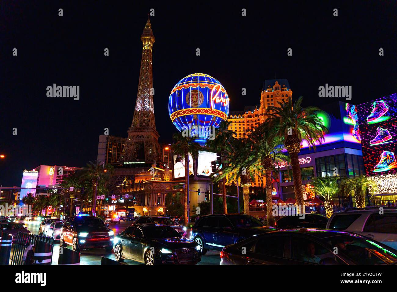 Las Vegas, Nevada - 13 avril 2024 : scène nocturne animée du Strip de Las Vegas avec réplique de la Tour Eiffel, montgolfière colorée et animation Banque D'Images
