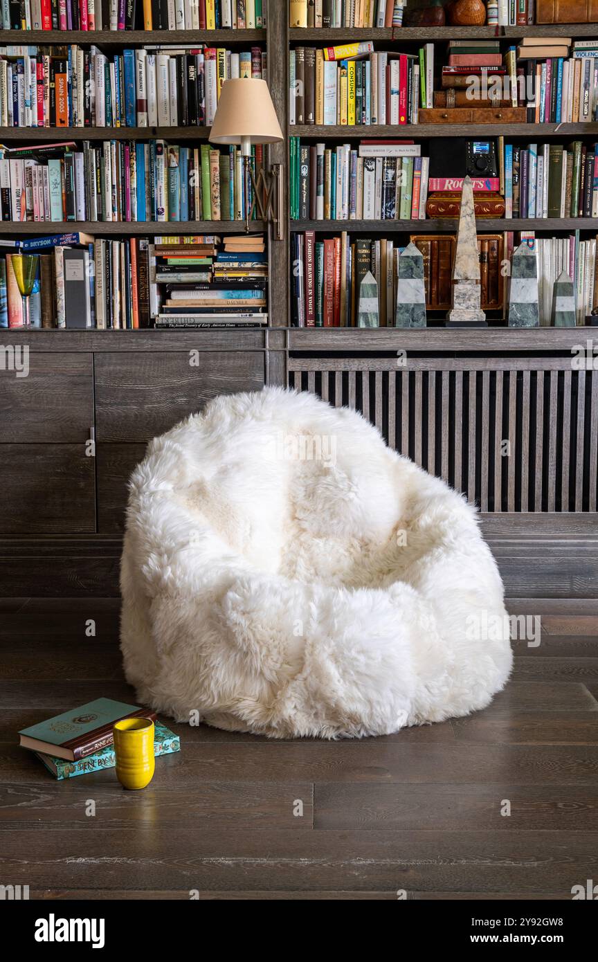 Pouf en peau de mouton crème de Wildash, mobilier de luxe aux ressources durables, Londres. Banque D'Images